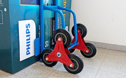 Unbox, pull the wheels and plate over the suspension and lock in place using «hairpin.»