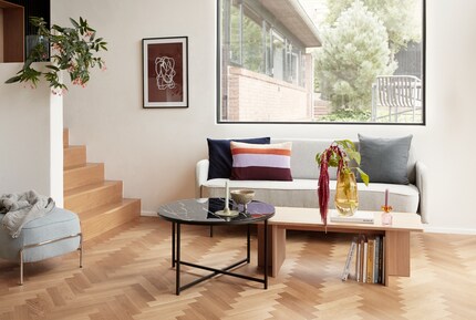 Wonderful combination: a marble table with a wooden one. Photo: Hübsch