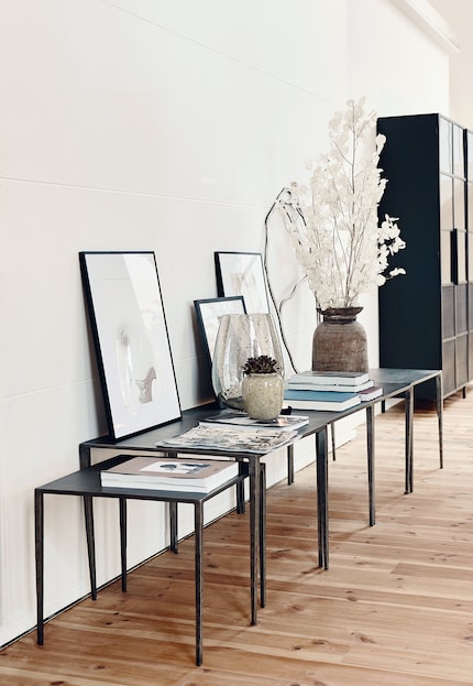 On one wall, the small table becomes a photo display. Photo: House Doctor
