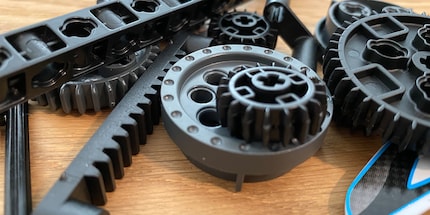 Di plastica e spigolosi: ecco come sono fatti i pezzi in stile LEGO.
