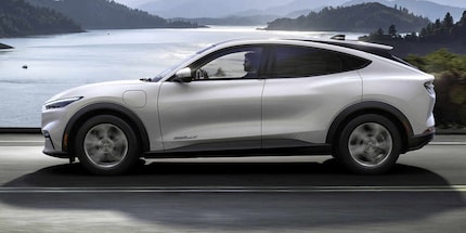 La Ford Mustang Mach-E. Da notare il coperchio del bagagliaio dove Ford ha creato spazio nel sedile posteriore con un elemento nero nascosto