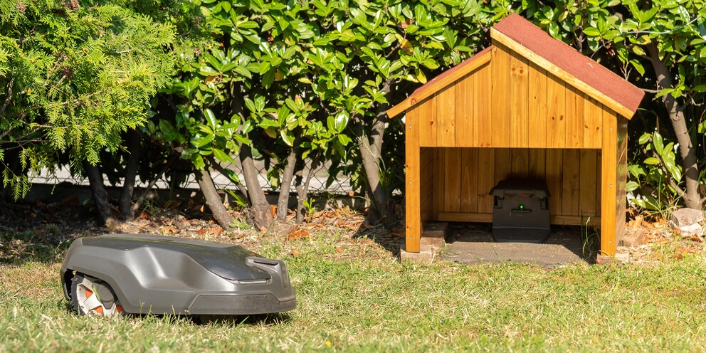 Les tondeuses automatiques sont à ranger pendant l'hiver, station de recharge incluse.