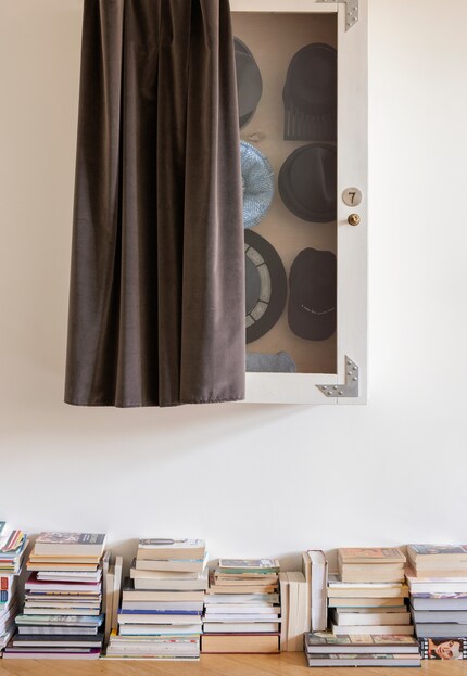 Vor einer weissen Wand fallen Türme mit gekehrten Buchrücken kaum auf. Bild: Ferm Living