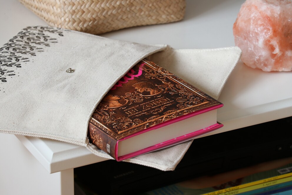 Utilisez un petit sac de jute ou je ne sais quoi, mais par pitié protégez vos livres pendant vos déplacements.