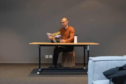 Hier musst du dir eine entspannte Balkonatmosphäre vorstellen. Fürs Fotoshooting habe ich den Cube-Tisch ins Büro geschleppt.