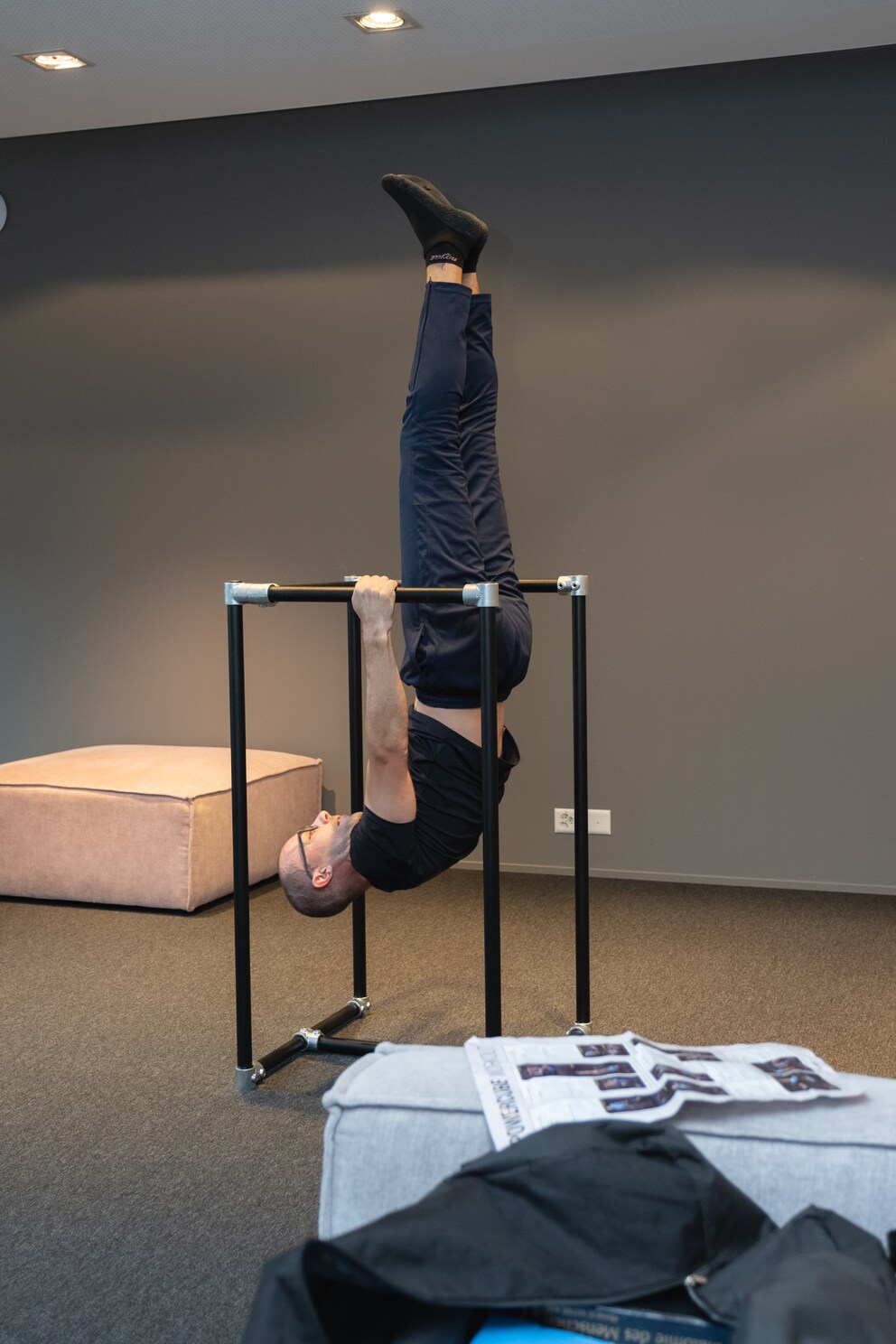 Si votre « Bat Dip » est stable, vous pouvez essayer de vous hisser vers le haut. Cet exercice sollicite en plus le muscle grand dorsal et les biceps.