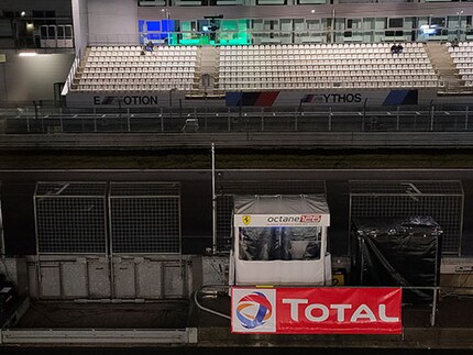 La voiture se trouve effectivement au milieu de l'image.