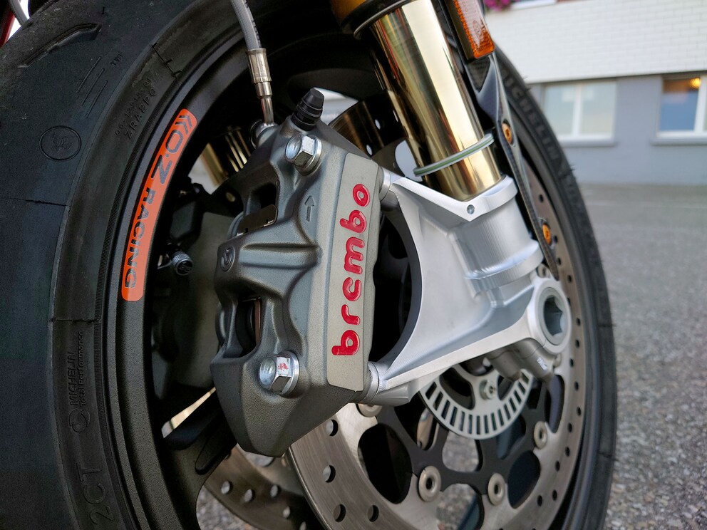 Starke Beschleunigung braucht starke Bremsen. Daher bin ich froh, dass da das Wort «Brembo» steht