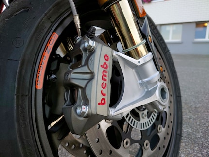 Une forte accélération nécessite un fort freinage. Je suis donc content qu'il y ait le mot «Brembo» 