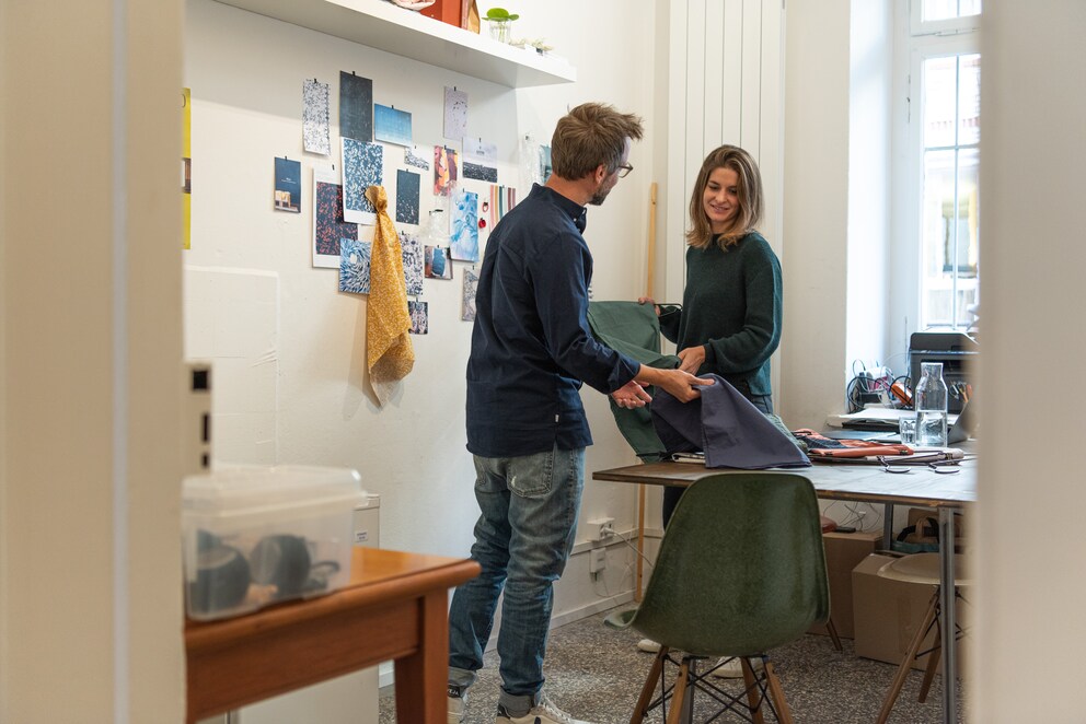 Im frisch eröffneten Showroom und Atelier: Cornelia Stahl (r.) mit Oliver Balsiger (l.).
