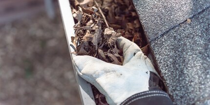 Les feuilles mortes dans les gouttières peuvent provoquer des dégâts des eaux.