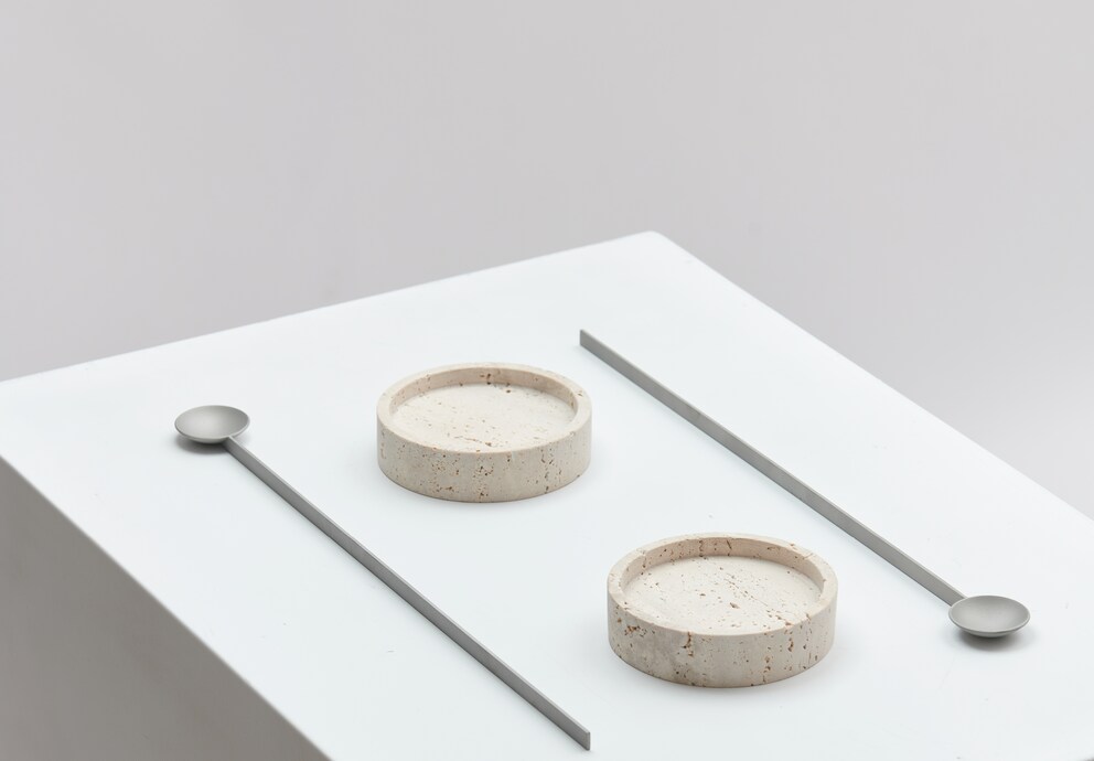 Extra lange Löffel (Dessert for two) schaffen einen Sicherheutsabstand beim gegenseitigen Füttern. Bild: Nikola Zelmanović.