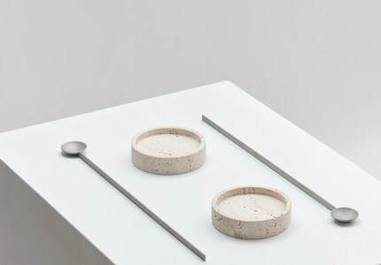 Extra lange Löffel (Dessert for two) schaffen einen Sicherheutsabstand beim gegenseitigen Füttern. Bild: Nikola Zelmanović.