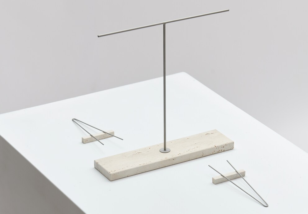 Ein T-förmiges Gestell (Prosciutto rack) und zarte Metallzangen dienen zum Präsentieren und Konsumieren von Delikatessen. Bild: Nikola Zelmanović.