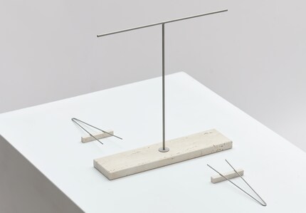 Ein T-förmiges Gestell (Prosciutto rack) und zarte Metallzangen dienen zum Präsentieren und Konsumieren von Delikatessen. Bild: Nikola Zelmanović.
