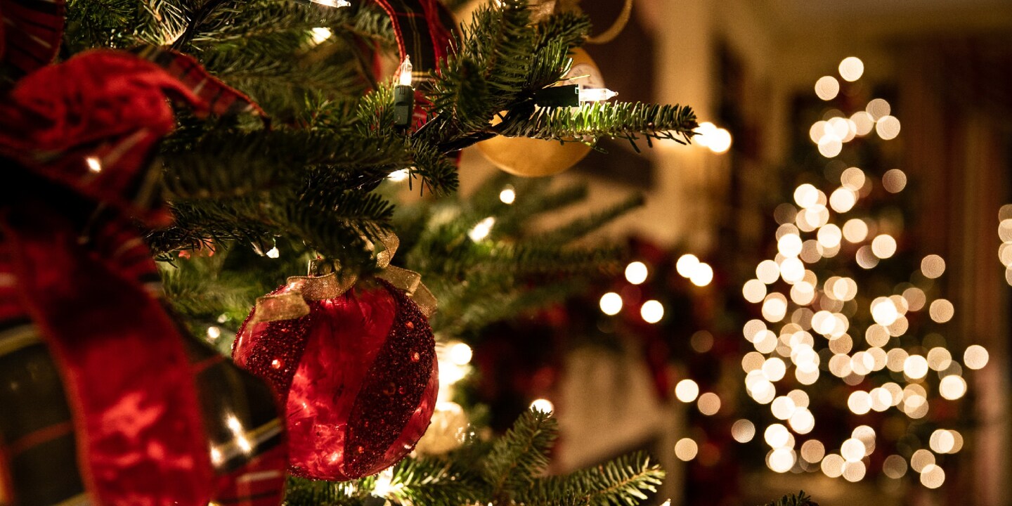 Décorez votre sapin de Noël avec des boules colorées...