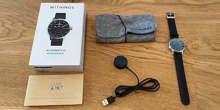 Le mieux est l'ennemi du bien : une montre, un câble de recharge, un boîtier et des instructions.