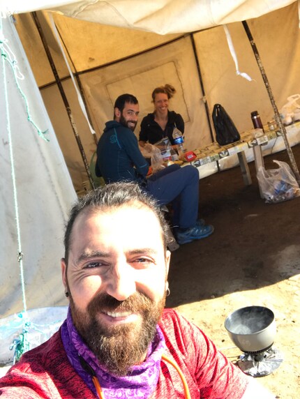 Mit Guide Nejdet im Camp.