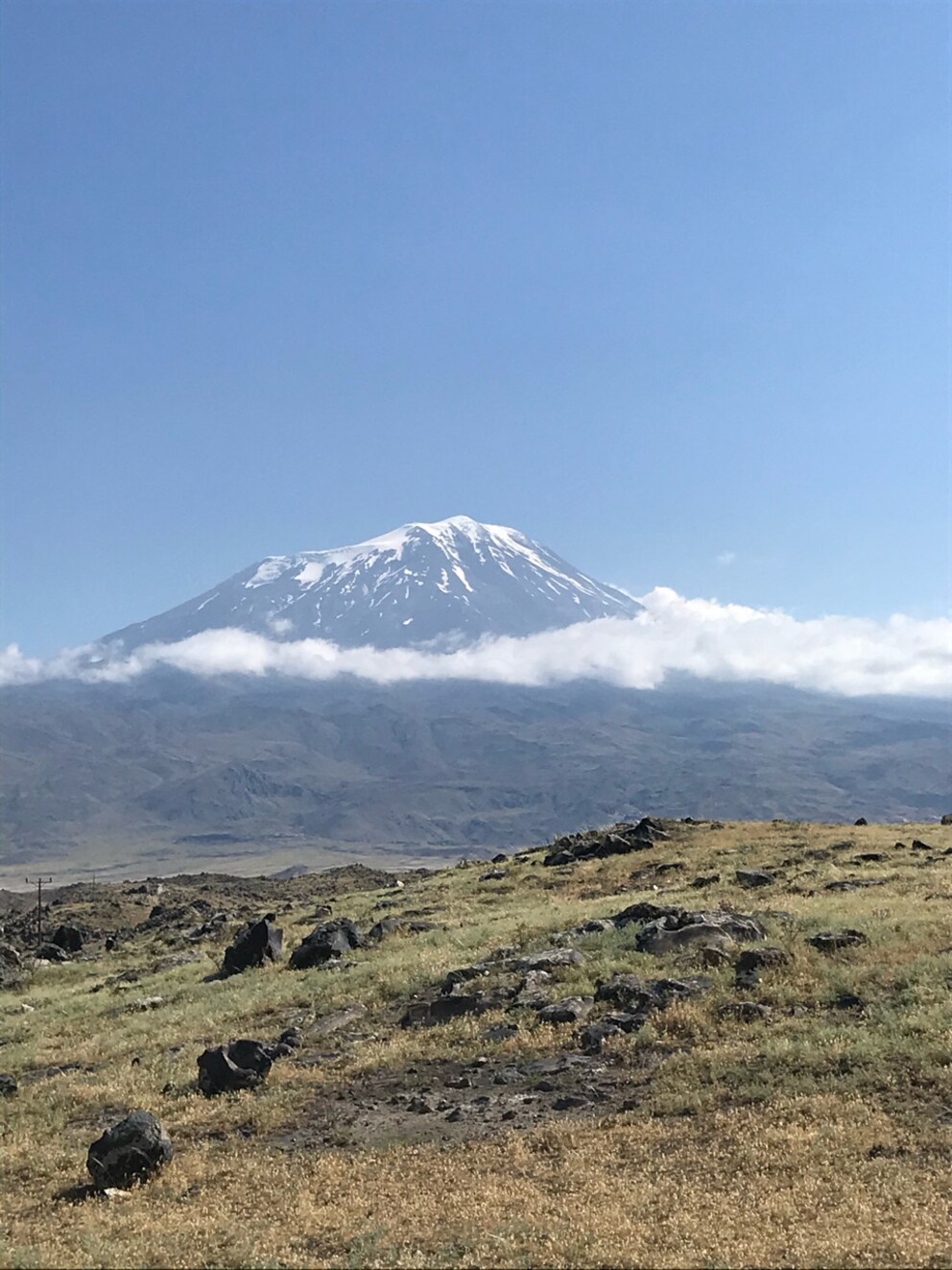 Der Ararat sieht gar nicht so hoch aus. Ist er aber.