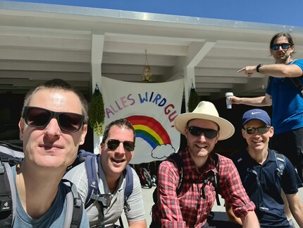 Usie (Gruppen-Selfie) vom letzten Teamevent Anfang Juli. Von rechts: Boško, Mark, Andreas, Olivier, ich