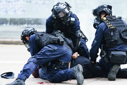 Mai accaduto secondo la Cina: violenza della polizia nel Chater Garden di Hong Kong il 19 gennaio 2020