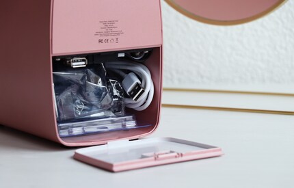 Les accessoires sont rangés de manière compacte dans l'appareil.