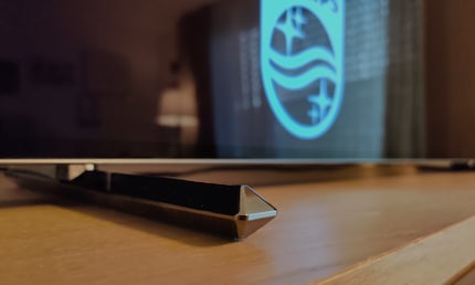 L'OLED805 de Philips repose sur deux « pattes d'oie ».