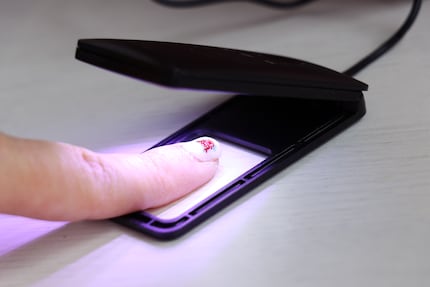 Vous devez laisser durcir l'impression sous la lumière pendant 60 secondes. Ici, vous voyez déjà mon deuxième design.