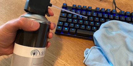 Usa un panno in microfibra e uno spray ad aria compressa per sbarazzarti di molto sporco.