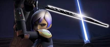 Sabine Wren si difende con la Darksaber contro uno Jedi.