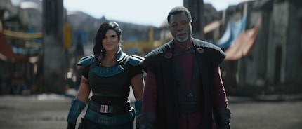 Carasynthia Dune (Gina Carano) et Greef Karga (Carl Weathers)