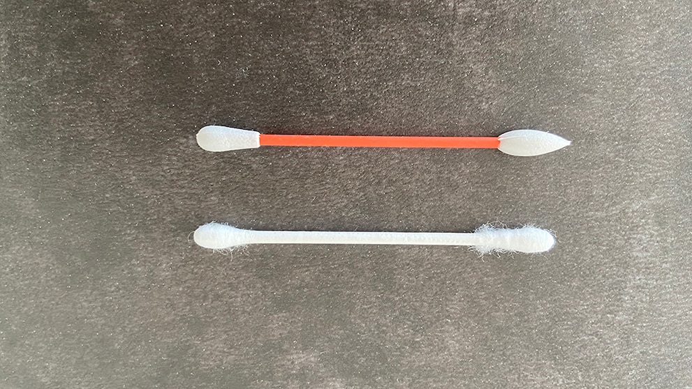 A conventional cotton bud (below) vs. Lastswab (above).