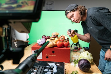 Der Burger in Szene gesetzt und das Gemüse mit etwas Wasser besprüht - sieht einfach gut aus