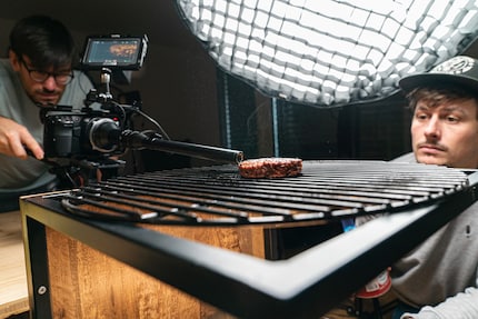 Alles Fake: Burger Braten im Wohnzimmer