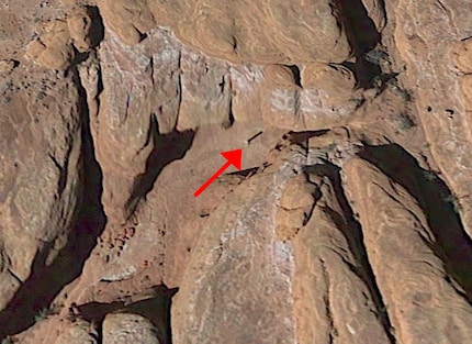Ce n'est qu'un an plus tard, en août 2016, que le monolithe apparaît pour la première fois sur des images.
