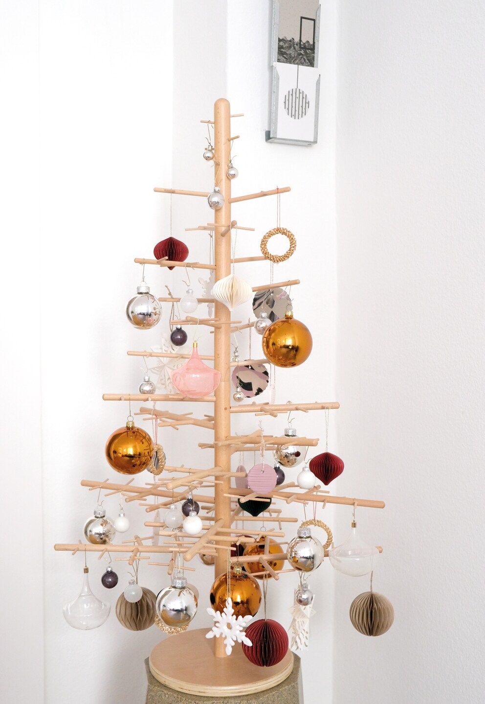 Vorher: Der Holzbaum ist ohne Grün nur halb so schön.
