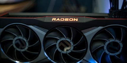 Solo la scritta Radeon è illuminata.