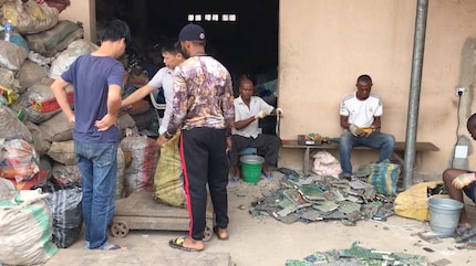Der Dokumentarfilm «Chinafrika.mobile» – hier eine Szene daraus – thematisiert auch, dass Firmen aus China und anderen Ländern möglicherweise  auf den Schrottmärkten in Westafrika günstige Rohstoffe einkaufen.