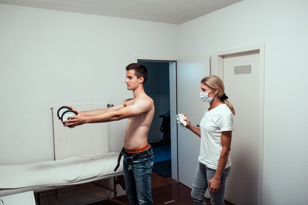 ... und sein Bruder Yannick werden auf Herz und Nieren durchgecheckt.