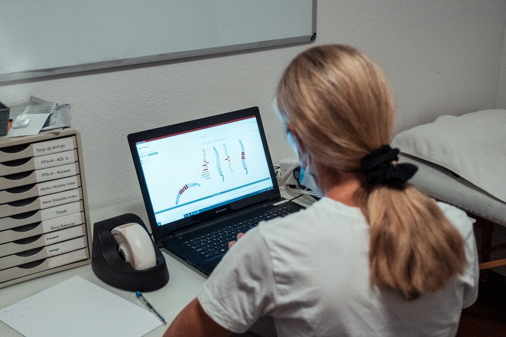 Judith Höferlin analysiert die Daten.