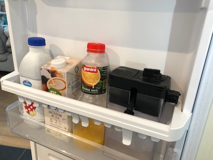 Der Milchbehälter fasst viel Milch. Und er braucht viel Platz im Kühlschrank.