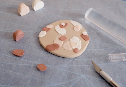Sovrapponendo diversi colori e spianandoli sulla base si ottiene un effetto da dipinto