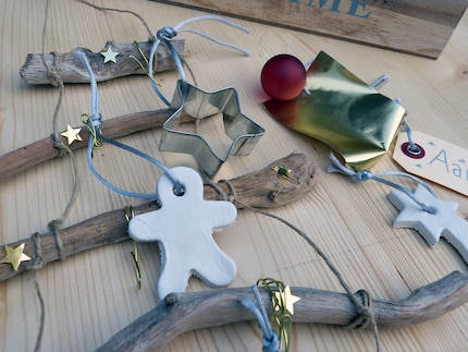 Fertig dekoriert, hat dir der Baum ein neues Ritual für die Adventszeit ins Haus gebracht.