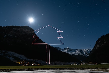 Bild 3: Ein Christbaum, den wir in die höhe gezeichnet haben. ISO 100 f4 84 Sekunden Belichtungszeit