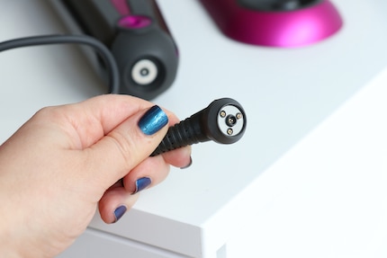 Das Kabel lässt sich magnetisch festmachen und kann sich um die eigene Achse drehen.