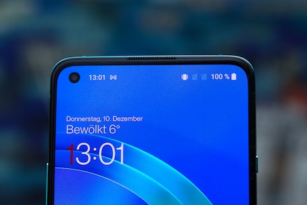 La fotocamera frontale si fonde con la barra delle notifiche.