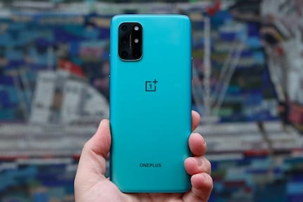 Nel OnePlus 8T, la batteria è divisa in due, ma non è ancora visibile dall'esterno.