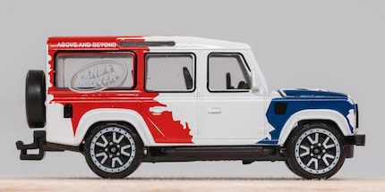 Sir William Jones mit seinem Land Rover Defender.