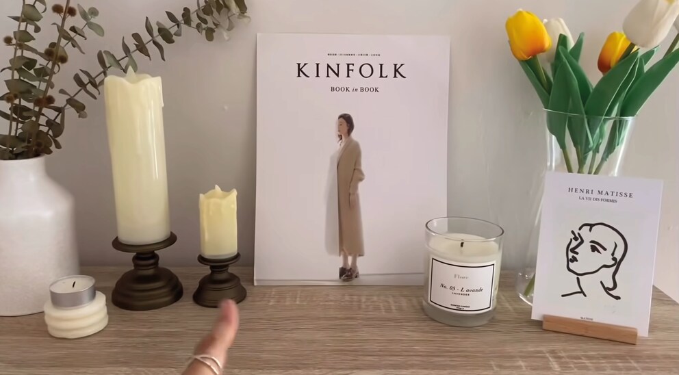 Le candele e i fiori finti sono in voga. Immagine: Youtuber «Risha Atp»