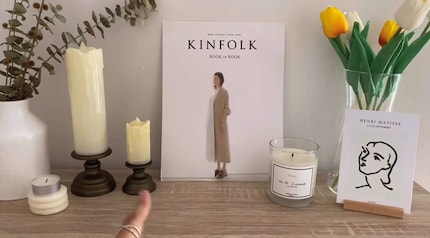 Le candele e i fiori finti sono in voga. Immagine: Youtuber «Risha Atp»